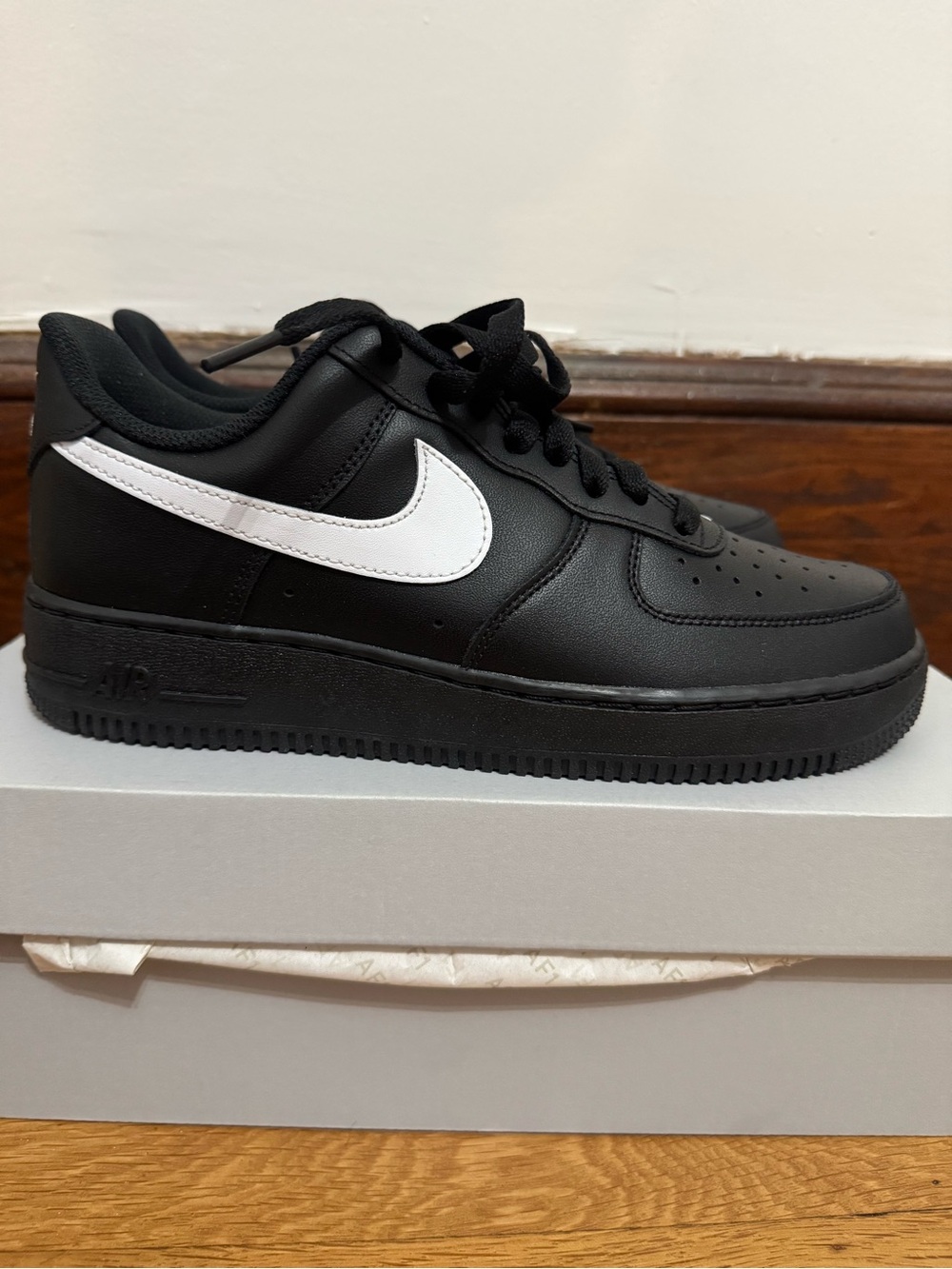 NIKE Air Force 1 Black and White Low-Top 8M